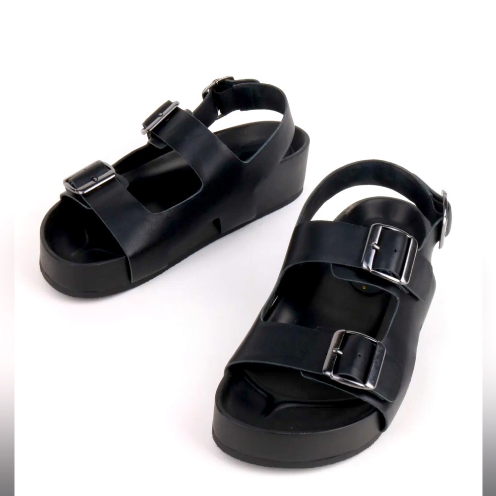 INTENTIONALLY BLANK Exxy Flatform Sandal